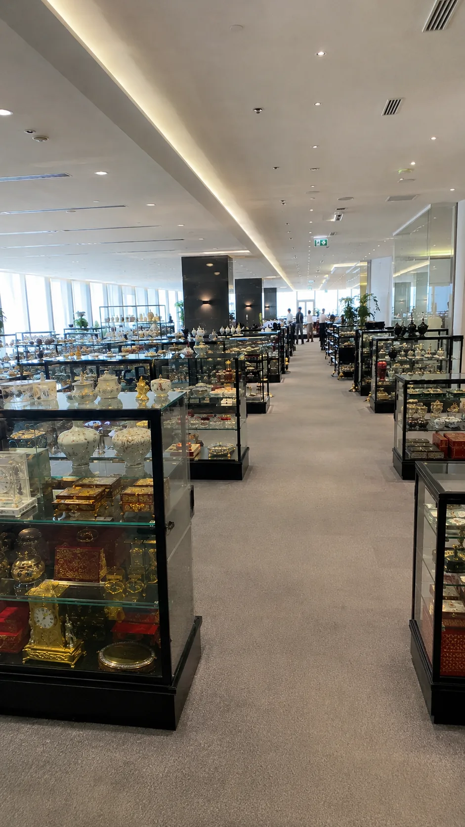 Dubai warehouse and product display support.